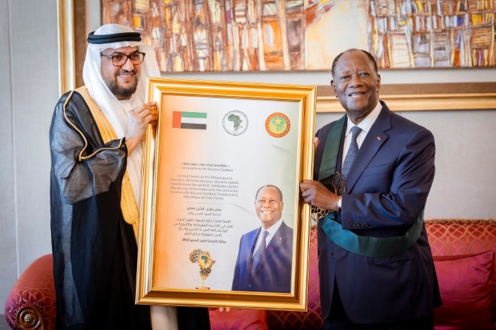 Le Chef de l’État a reçu les Insignes du Prix africain pour la promotion de la Paix